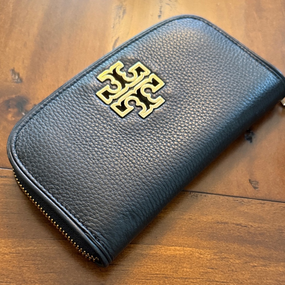 Tory Burch Black Leather Zip Wallet with Gold Logo - Picture 6 of 8